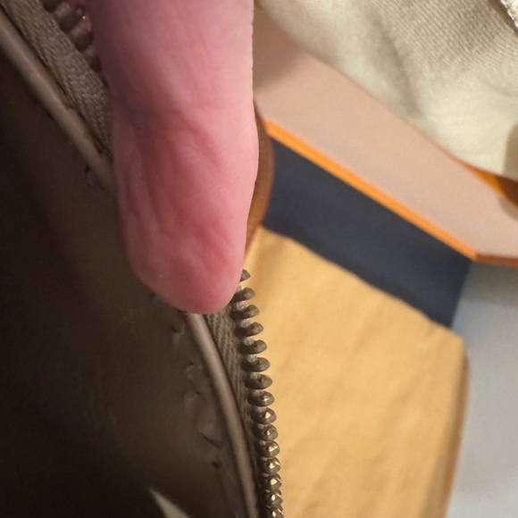 Louis Vuitton Monogram Vernis Bedford Bag - Picture 11 of 11